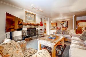 Гостиная зона в PARK STATION 236 condo