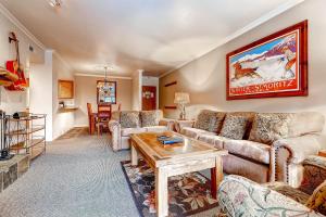 Гостиная зона в PARK STATION 236 condo