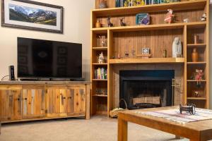 Μια τηλεόραση ή/και κέντρο ψυχαγωγίας στο SNOW FLOWER 159 condo