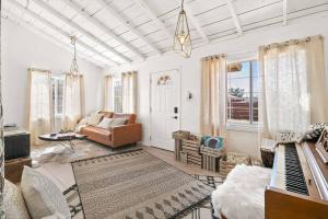 ein Wohnzimmer mit einer Couch und einem Klavier in der Unterkunft The Desert Nomad Retreat in Joshua Tree Village in Joshua Tree