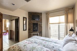 Giường trong phòng chung tại GALLERIA 308 condo