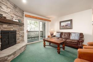 ein Wohnzimmer mit Sofa und Kamin in der Unterkunft SNOW FLOWER 149 condo in Park City