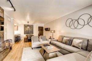 una sala de estar con un sofá y una mesa en PARK STATION 213-1 condo, en Park City