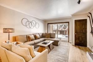 una sala de estar con un sofá y una mesa en PARK STATION 213-1 condo, en Park City