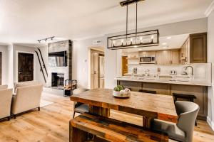 Una cocina y una sala de estar con una mesa y sillas de madera. en PARK STATION 213-1 condo, en Park City 21 fotos más