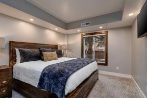 Un dormitorio con una cama grande y una ventana. en PARK STATION 213-1 condo, en Park City