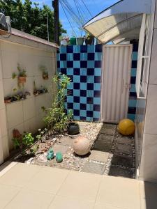 a backyard with a fence and a garden with plants at Sol e Praia in Prado +36 photos