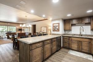 una cucina con armadi in legno e una sala da pranzo di PARK STATION 229 condo a Park City