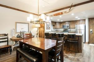una cucina con un tavolo di legno e una sala da pranzo di PARK STATION 229 condo a Park City Altre 24 foto