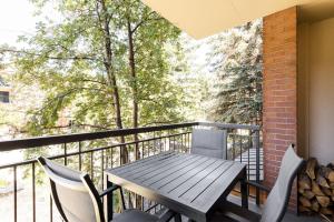 un tavolo e sedie di legno su un balcone di PARK STATION 229 condo a Park City