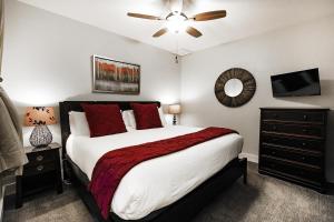 1 dormitorio con 1 cama y ventilador de techo en WOODSIDE HAUS home en Park City