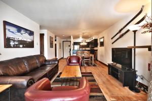 un soggiorno con un divano in pelle e un tavolo di SNOW FLOWER 104 condo a Park City Altre 41 foto
