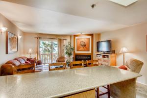 TV/trung tâm giải trí tại POWDER POINTE 201A condo