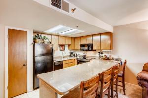 Nhà bếp/bếp nhỏ tại POWDER POINTE 201A condo