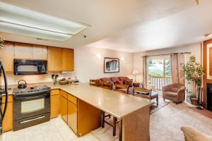 Nhà bếp/bếp nhỏ tại POWDER POINTE 201A condo