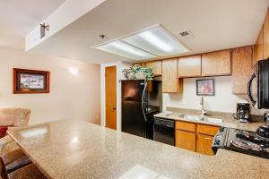 Nhà bếp/bếp nhỏ tại POWDER POINTE 201A condo +12 ảnh