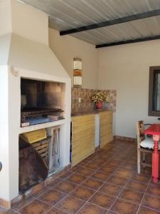 cocina con chimenea en una habitación en La Soñadita en Salta