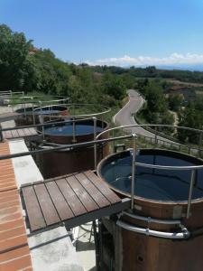 dos bañeras de hidromasaje en un techo con una carretera en el fondo en Villa Belvedere Langhe, en Belvedere Langhe