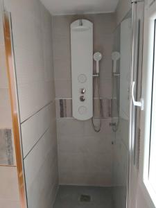 a shower with a glass door in a bathroom at Apartamento Con Parking Gratuito in Granada