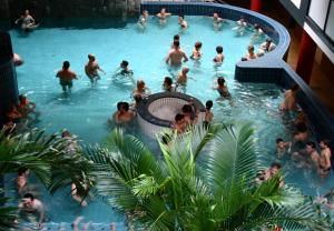 grupa ludzi w basenie w obiekcie Teátrum Boutique Hotel w Győr