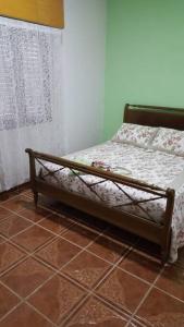 Łóżko w pokoju z podłogą wyłożoną kafelkami w obiekcie Colinas w mieście Ciudad de la Costa