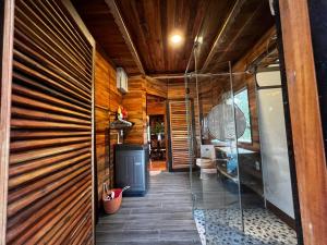Habitación con pared de madera y puerta de cristal. en Ong Huong House Can 2, en Phu Quoc