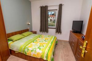 Posteľ alebo postele v izbe v ubytovaní Apartments and rooms by the sea Nerezine, Losinj - 11815