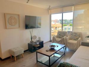 sala de estar con sofá y mesa en Apartamento Boulevard Poniente, en Viña del Mar