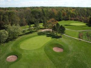 una vista aérea de un campo de golf verde con 2 putts en Enchanting Niagara Escape, en Welland