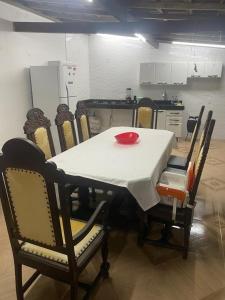 stół z czerwoną miską. w obiekcie Casa grande e bela w mieście Porto Seguro