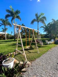 eine Schaukel in einem Park mit Palmen in der Unterkunft Garden house by Petraki in Las Galeras