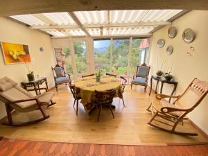 sala de estar amplia con mesa y sillas en La Viña - Sogamoso, en Sogamoso