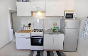 Kuchyňa alebo kuchynka v ubytovaní Apartments with a parking space Umag - 20422 + 8 fotografií