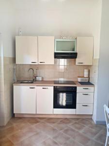 Кухня або міні-кухня у Apartments with a parking space Zambratija, Umag - 20423