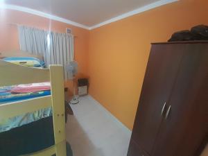1 dormitorio con litera y vestidor en Departamento América, en Puerto Madryn