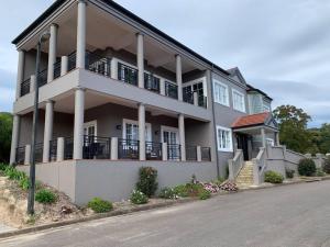un gran edificio blanco con balcones y una calle en The Grande Port Stephens Luxurious golf and beach getaway on Horizons Golf Resort, en Salamander Bay