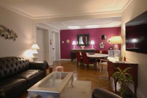 パリにあるTwo-Bedroom Apartment Champs-Elyséesのリビングルーム(ソファ、テーブル付)