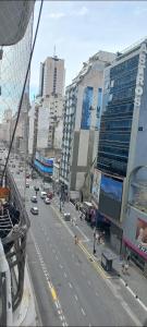 vistas a una calle de la ciudad con coches y edificios en Departamernto centro ,Obelisco! en Buenos Aires