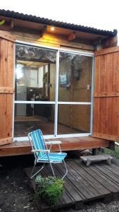 une chaise bleue assise sur le pont d'une maison dans l'établissement La Cabañita del Sur, à Mar del Plata