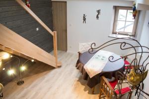 Zimmer mit einem Tisch und einer Treppe in der Unterkunft Appartement12.com in Charleville-Mézières