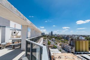 een balkon met uitzicht op de stad bij Emilio Olmos 491 - B Centro Edificio con Pileta y Vistas al Rio in Cordoba