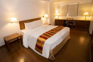 Postel nebo postele na pokoji v ubytování Century Park Hotel