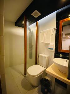 Villa Rosita Hotel في نجا: حمام مع مرحاض ومغسلة