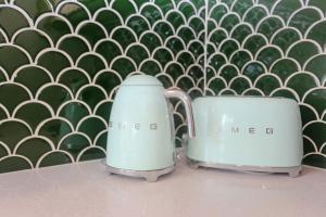 ein paar Tassen auf einem Regal in der Unterkunft Aquarius Apartment 9 in Hawks Nest