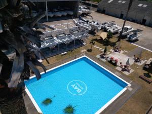 BAYMARINAログハウス内部或周边的泳池