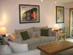 un soggiorno con un divano e un tavolo di PARK STATION 147 condo a Park City