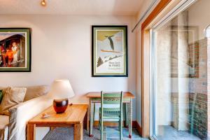 un soggiorno con un tavolo e un divano di PARK STATION 147 condo a Park City