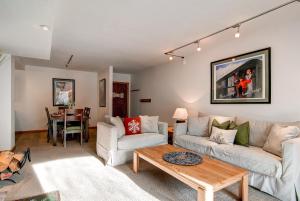 un soggiorno con due divani e un tavolo di PARK STATION 147 condo a Park City Altre 21 foto