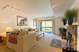 un soggiorno con divano e camino di PARK STATION 147 condo a Park City
