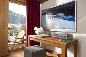 Телевизор и/или развлекательный центр в Kitzhof Mountain Design Resort